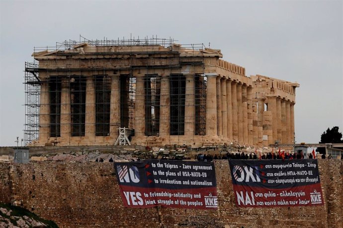 Pancartas contra el acuerdo con Macedonia en la Acrópolis de Atenas