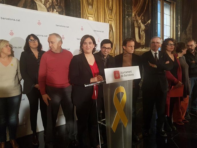 La alcaldesa de Barcelona, Ada Colau, en el centro