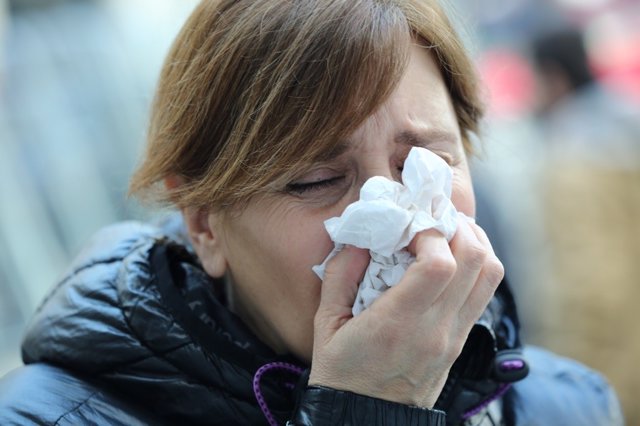 Gripe, resfriado, constipado, constiparse, mujer tosiendo, toser, tos