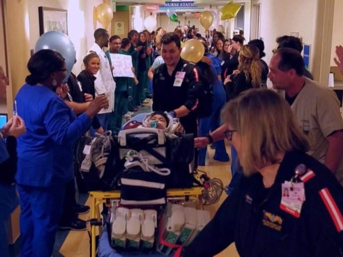 El personal de un hospital despide con honores a un niño nacido con una enfermed