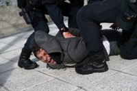Dos detenidos y 14 heridos leves esta mañana en las protestas de taxistas en Madrid