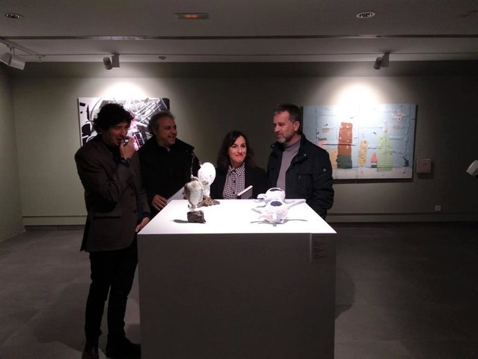 Sánchez (dcha.) junto a los comisarios de las exposiciones