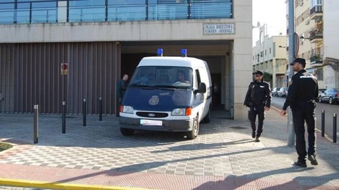 Furgón de la Policía Nacional y dos agentes del cuerpo