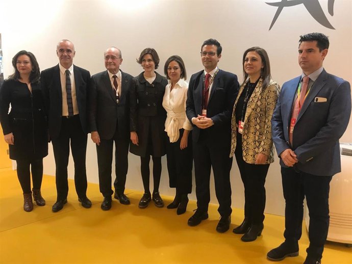 Ambrosio (de blanco) y García (dcha.) en la reunión con Oliver (centro)