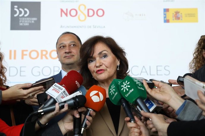 La vicepresidenta del Gobierno, Carmen Calvo, atendiendo a los periodistas