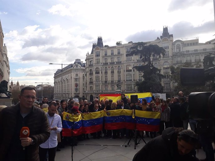 Concentración de venezolanos frente al Congreso