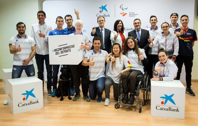 Gual, Carballeda y Rienda con varios deportistas paralímpicos