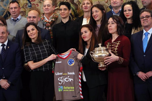 La Reina Letizia con el equipo de balonmano femenino de Gijón