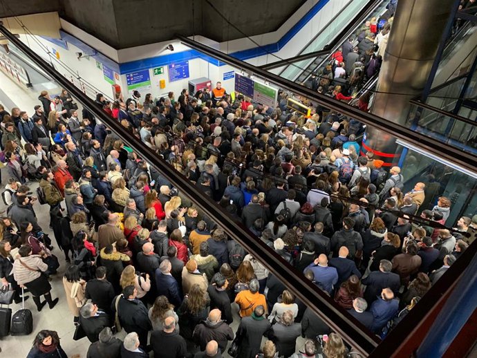 Fuertes aglomeraciones en la línea 8 de Metro que lleva a Ifema, reforzada por l