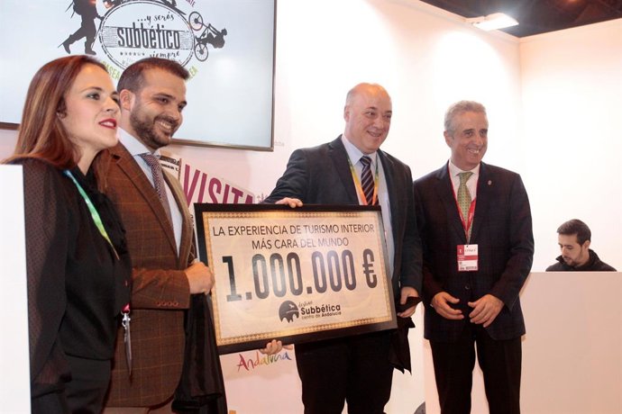 Antonio Ruiz (centro) presenta '...Y será subbético'