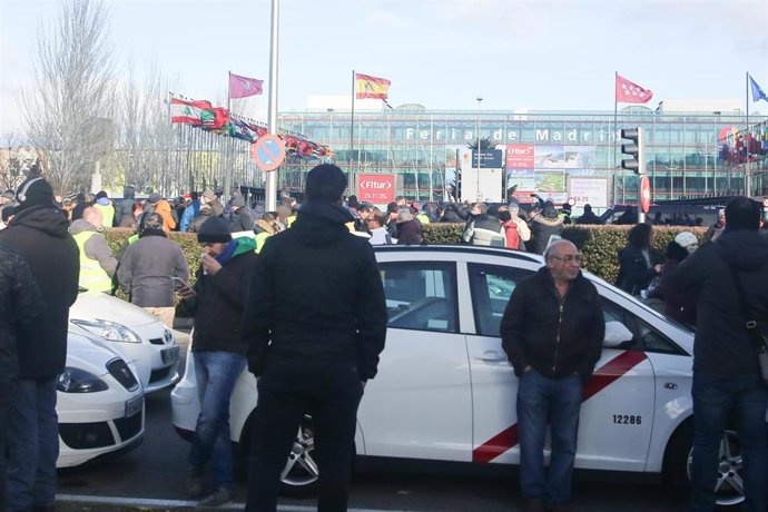 Taxistas se concentran en la entrada de IFEMA y cortan el tráfico en la M-40 en 