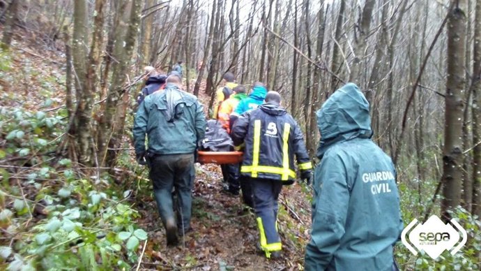 Rescate del cuerpo sin vida de un hombre en Tineo