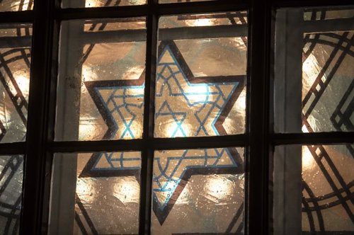 Vidriera de una sinagoga judía con la estrella de David