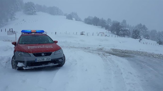 Policía Foral en la venta de Juan Pito, puerto de Belagua, durante una nevada.
