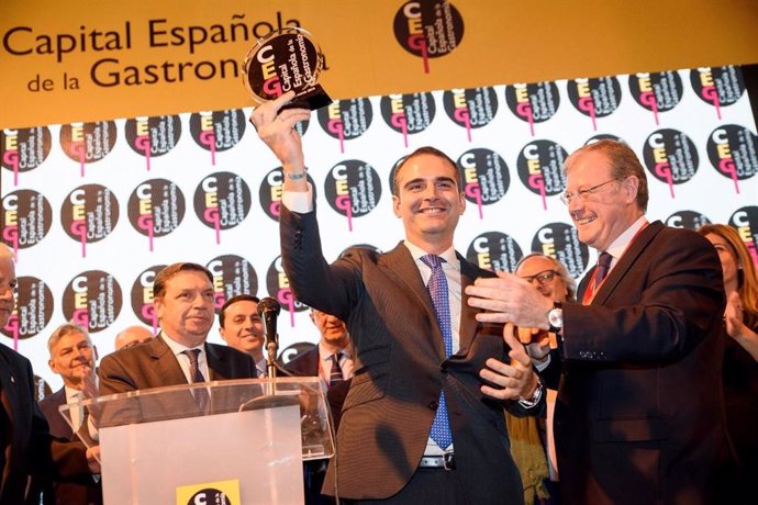 El alcalde de Almería recoge el testigo de León como Capital Gastronómica 2019