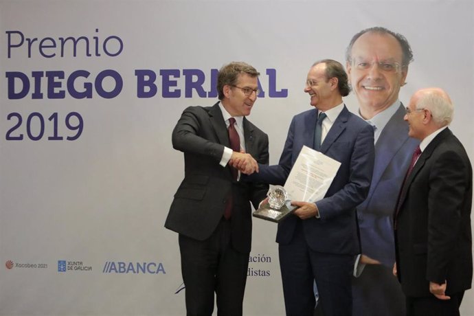 Xosé Luis Vilela recibe el premio Diego Bernal
