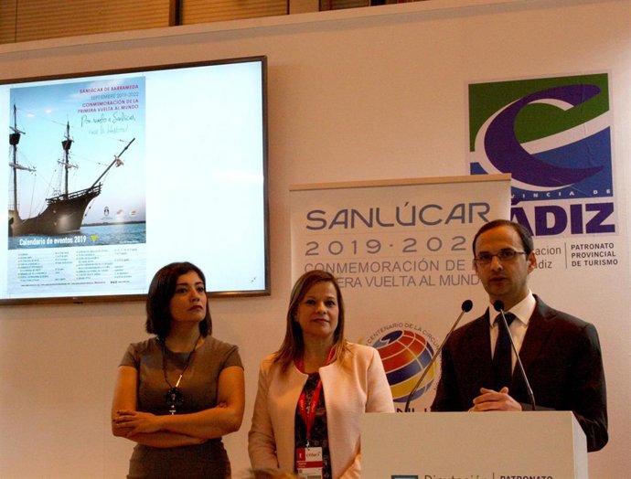 El alcalde de Sanlucar, Víctor Mora, presenta la oferta de la ciudad en Fitur