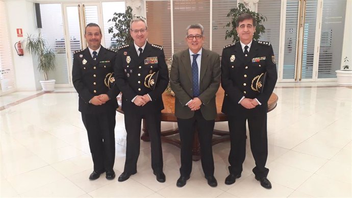 Toscano Sánchez, junto a los nuevos comisarios de la Policía Nacional en Sevilla