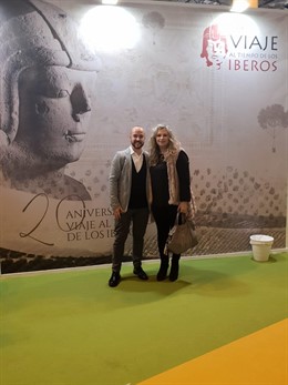 Juanfran Pérez y Sandra Santiago presentan en Fitur 'Porcuna, tierra de tesoros'
