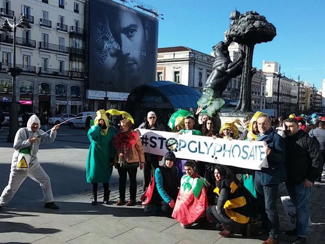 Acción de protesta en la Puerta del Sol contra el glifosato