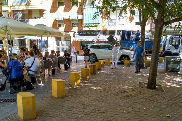 Retirada de veladores en la calle Crédito de Sevilla