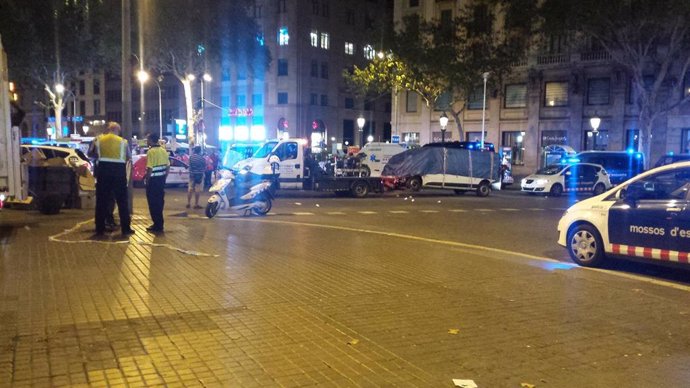 Retirada de la furgoneta del atentado de Barcelona (Archivo)