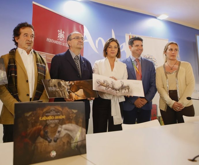 Isabel Ambrosio (centro) junto a Pedro García en la presentación