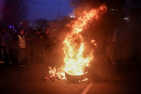 Un centenar de taxistas bloquea la entrada del cementerio de la Almudena en la quinta jornada de huelga