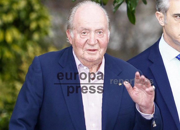 EL REY DON JUAN CARLOS DISFRUTA DE UNA COMIDA ENTRE AMIGOS