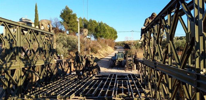 El Ejército de Tierra instala en tres días un puente en Casariche