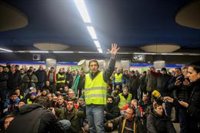 Los taxistas concentrados en Ifema se bajan al Metro para continuar con sus protestas