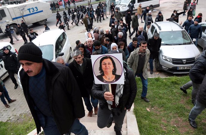 Seguidores del HDP con una imagen de Leyla Guven