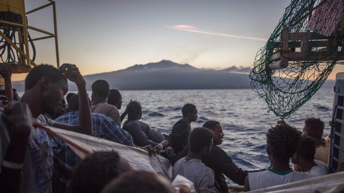 Migrantes a bordo del barco de la ONG Sea Watch