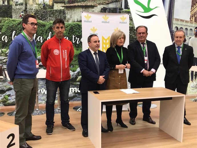 Caja Rural de Extremadura y Fextur firman un convenio