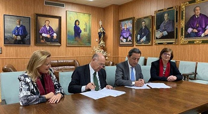 Responsables de SEGG y FINUT firmando el acuerdo de colaboración