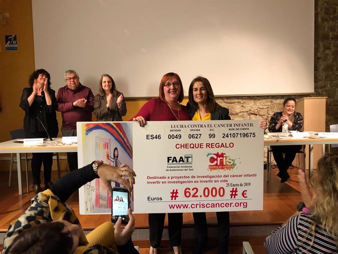 Marta Cardona, directora de CRIS Contra el Cáncer recogiendo el cheque