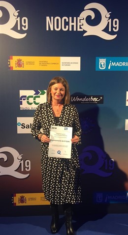 La concejala de Turismo de El Ejido con los distintivos 'Q' de Calidad Turística