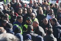 La asamblea de taxistas rechazan desconvocar la huelga de momento pese a la propuesta de Comunidad y Ayuntamiento