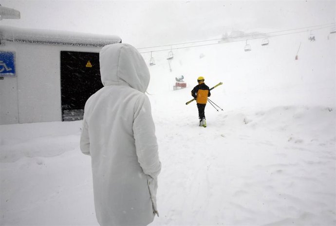 La nueve cubre la estación de esquí de Pajares, Asturias