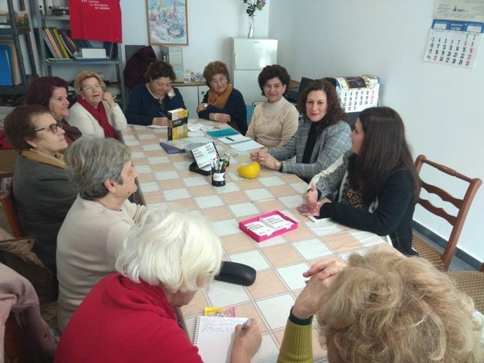 La diputada provincial Isabel Moya en una reunión con un colectivo de Ubrique