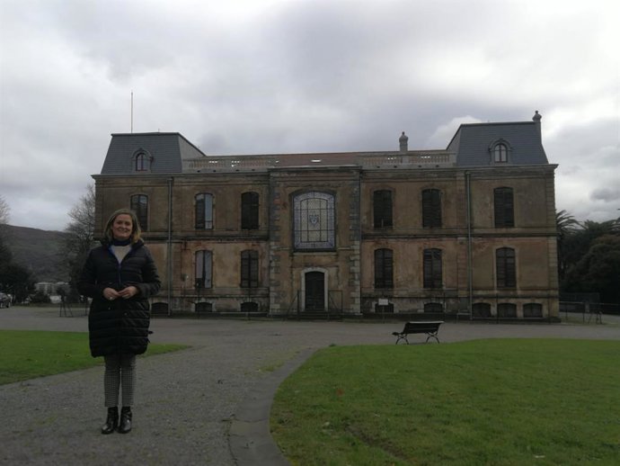 Amaia del Campo junto a la Finca Munoa