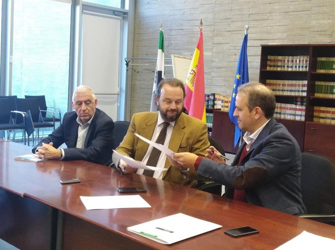 Firma del convenio formativo para la prevención del consumo de alcohol en menore