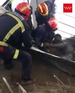 Los bomberos rescatan a un obrero atrapado en un chalet de Alcobendas