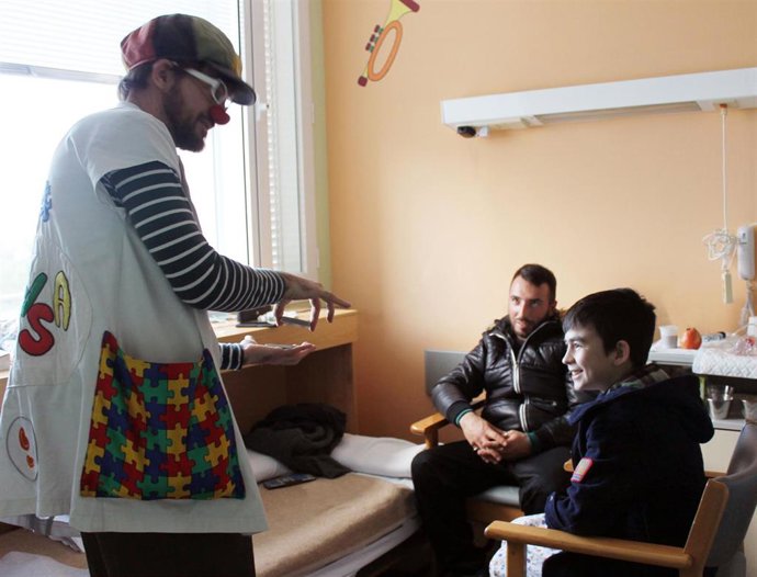 Uno de los 'doctores sonrisa' en una sesión