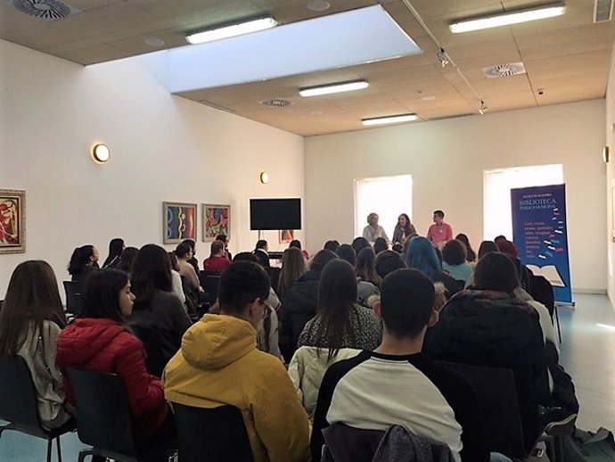 La biblioteca de Alcalá de Guadaíra acoge cencuentros con autores de literatura