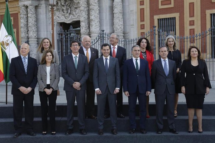 Foto de familia del nuevo Gobierno andaluz el día de su toma de posesión