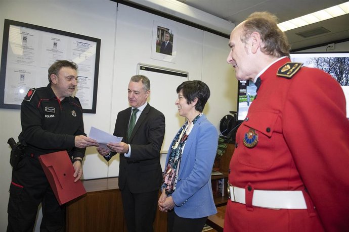 Iñigo Urkullu y Estefanía Beltrán de Heredia en la Comisaría de la Ertzaintza en