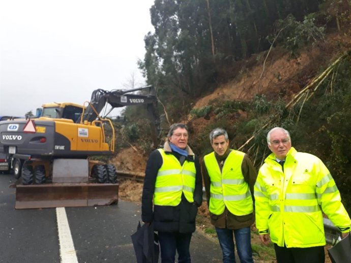 El delegado del Gobierno, Pablo Zuloaga, en las obras para retirar el argayo
