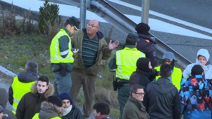 Los taxistas se concentran frente al recinto ferial de IFEMA y cortan las carret