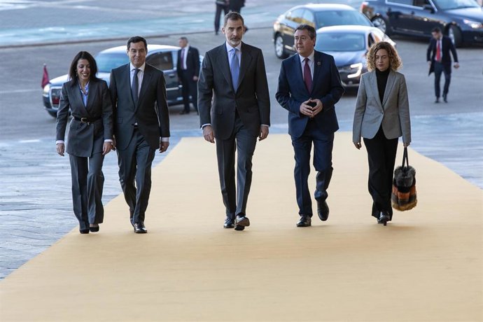  Felipe VI asiste al acto central del II Foro Global de Gobiernos Locales